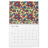 Een levendig textiel kunstwerk met vet rood, ja kalender (Mar 2026)