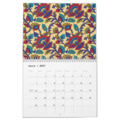 Een levendig textiel kunstwerk met vet rood, ja kalender (Mar 2027)