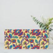 Een levendig textiel kunstwerk met vet rood, ja menu (Staand voorkant)