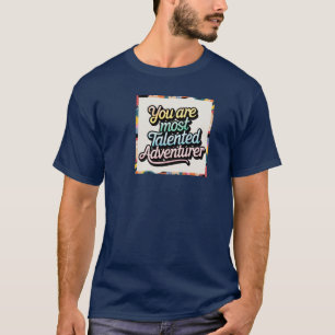 Een levendig, typografisch avontuur T-shirt