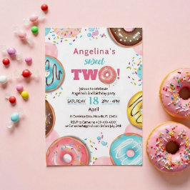 Een levendige 2e verjaardagsuitnodiging met donuts kaart