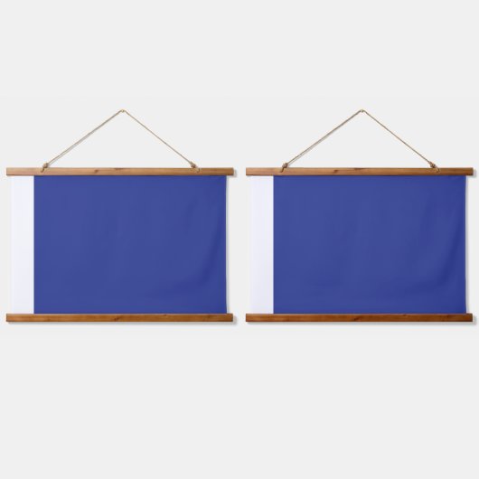 Een levendige blauwe achtergrond met een schoon wi hangend wandkleed (Dubbel)