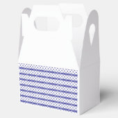 Een levendige blauwe lucht met verspreide witte wo bedankdoosjes (Geopend)