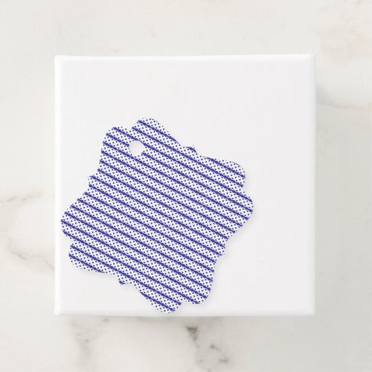 Een levendige blauwe lucht met verspreide witte wo bedankjes labels (In situ)
