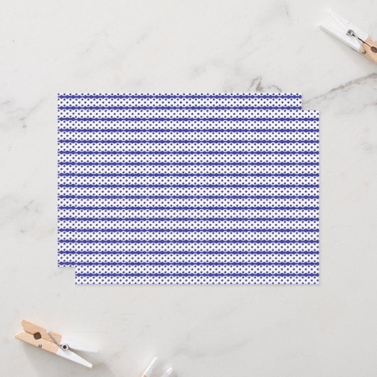 Een levendige blauwe lucht met verspreide witte wo kaart (Voorkant / Achterkant in situ)