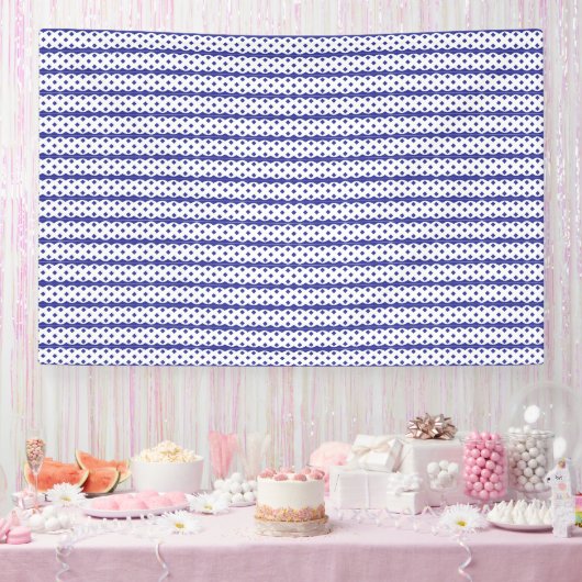 Een levendige blauwe lucht met verspreide witte wo spandoek (Feest)