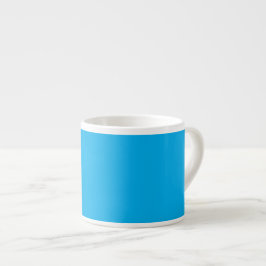 Een levendige effen blauwe achtergrond vult het ka espresso kop
