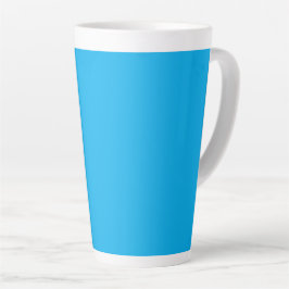 Een levendige effen blauwe achtergrond vult het ka latte mok