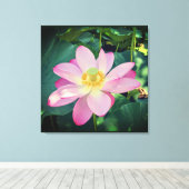 Een levendige lotusbloem canvas afdruk (Insitu (Houten vloer))