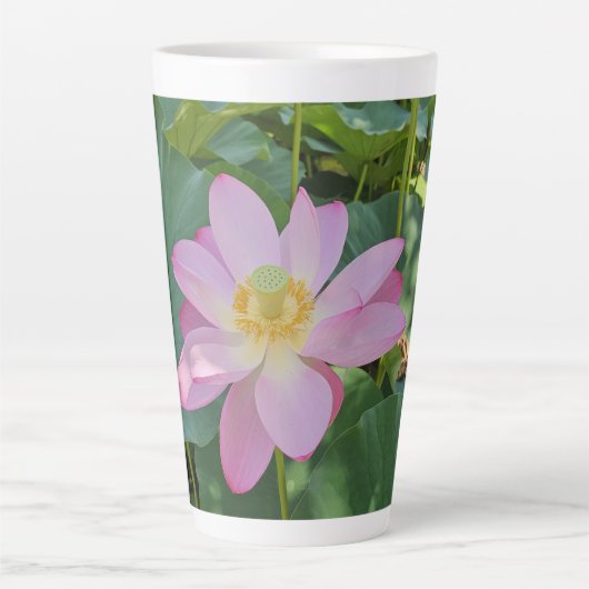 Een levendige lotusbloem latte mok (Voorkant)