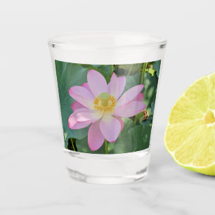 Een levendige lotusbloem shot glas