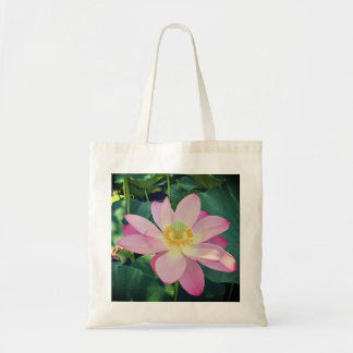 Een levendige lotusbloem tote bag