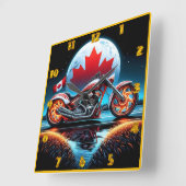 Een levendige motorfiets onder het Canadese maanli Vierkante Klok (Hoek)