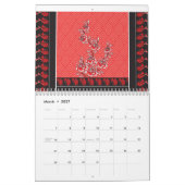 Een levendige rode en zwarte sjaal versierd met ee kalender (Mar 2027)
