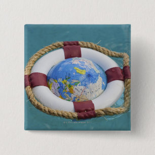 Een levensredmiddel en wereldbol in de wereld vierkante button 5,1 cm
