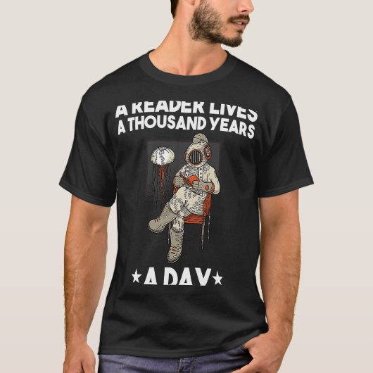 Een lezer leeft duizend jaar per dag t-shirt (Voorkant)