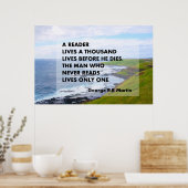 Een lezer leeft duizend levens voordat hij sterft. poster (Keuken)