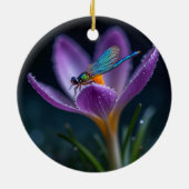 Een libel op een krokusbloem keramisch ornament (Achterkant)