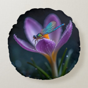 Een libel op een krokusbloem rond kussen