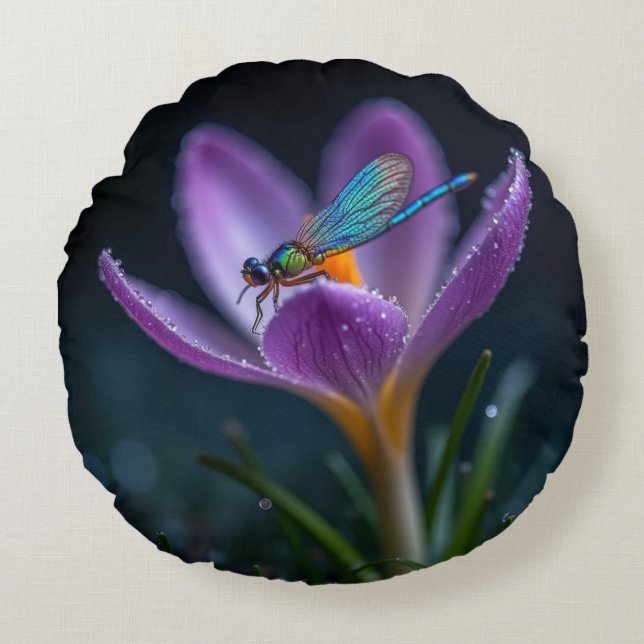 Een libel op een krokusbloem rond kussen (Voorkant)
