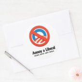 Een liberaal irriteren - hard werken en glimlachen ronde sticker (Envelop)