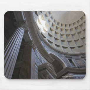 Een lichtas door de oculus in de muismat