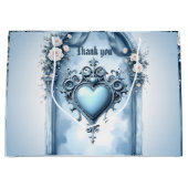 Een lichtblauwe boog met florale accenten, groot cadeauzakje (Voorkant)