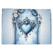 Een lichtblauwe boog met florale accenten, groot cadeauzakje (Achterkant)