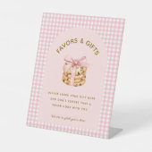 Een lief koekjesmeisje eerste verjaardag geeft de reclamebord met voetstuk (Voorkant)