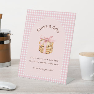 Een lief koekjesmeisje eerste verjaardag geschenke reclamebord met voetstuk