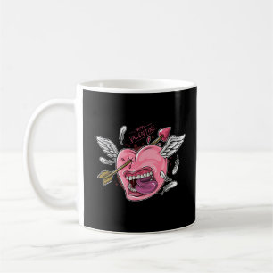 Een liefdeshart met lippen en vleugels die worden koffiemok