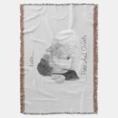 Een liefhebbende tekening van een meisje dat een k deken (Voorkant Verticaal)