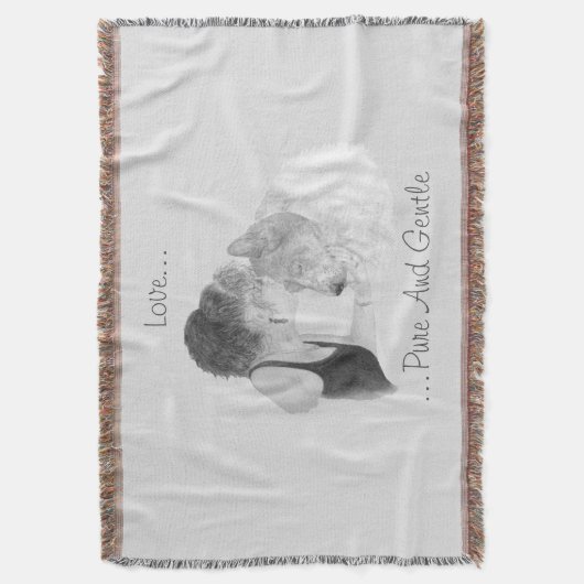 Een liefhebbende tekening van een meisje dat een k deken (Voorkant Verticaal)