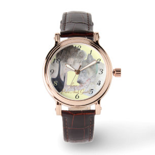 Een liefhebbende tekening van een meisje dat een k horloge