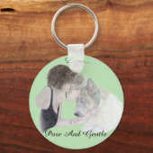 Een liefhebbende tekening van een meisje dat een k sleutelhanger (Voorkant)