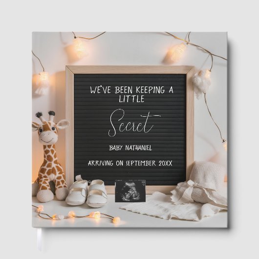 Een lieflijk zittende giraffe Keepsake baby boek (Voorkant)