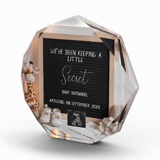 Een lieflijk zittende giraffe zwangerschapsaankond fotoblokken (Rechts)