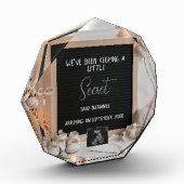 Een lieflijk zittende giraffe zwangerschapsaankond fotoblokken (Links)