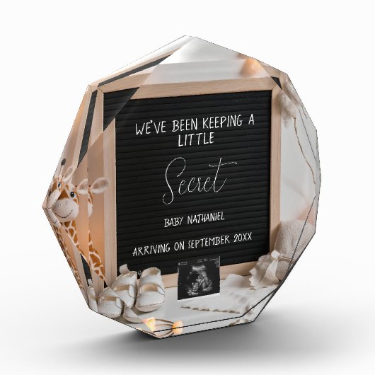 Een lieflijk zittende giraffe zwangerschapsaankond fotoblokken (Links)