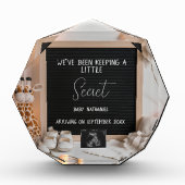 Een lieflijk zittende giraffe zwangerschapsaankond fotoblokken (Voorkant)