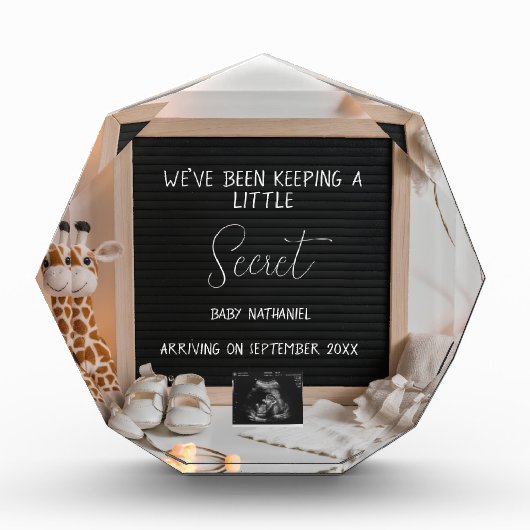 Een lieflijk zittende giraffe zwangerschapsaankond fotoblokken (Voorkant)