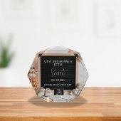 Een lieflijk zittende giraffe zwangerschapsaankond fotoblokken