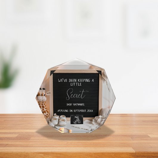 Een lieflijk zittende giraffe zwangerschapsaankond fotoblokken