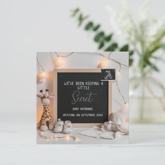 Een lieflijk zittende giraffe zwangerschapsaankond kaart (Staand voorkant)