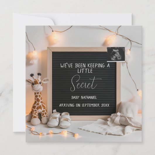 Een lieflijk zittende giraffe zwangerschapsaankond kaart (Voorkant)
