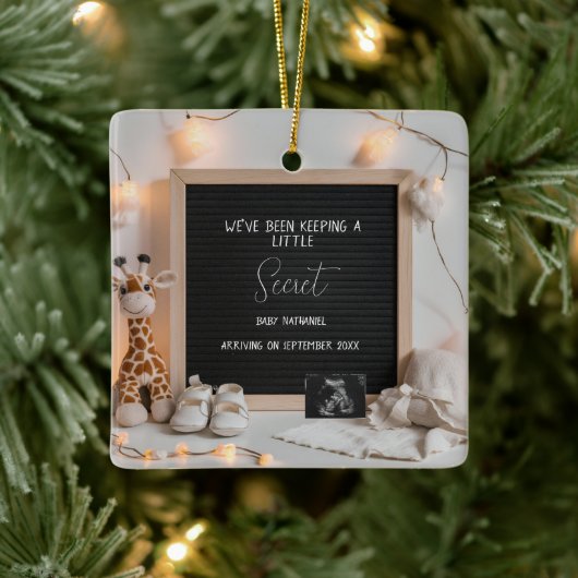 Een lieflijk zittende giraffe zwangerschapsaankond keramisch ornament (Boom)