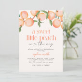 Een lieve kleine perzik is op weg naar het baby sh kaart (Staand voorkant)