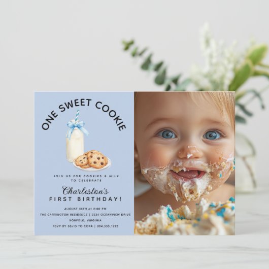 Een lieve koekjesjongen eerste verjaardag uitnodig kaart (Staand voorkant)