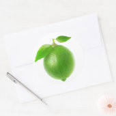 Eén limoen met bladeren ronde sticker (Envelop)