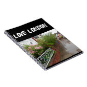 Een Londense straat en regen Engeland Notitieboek (Rechterzijde)